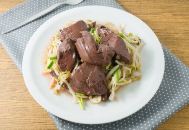 Çin geleneksel Yemeği, bir tabak heyecan kızarmış fasulye pıhtılaşmış domuz kan, domuz eti puding veya domuz kanı lor ile Filiz.