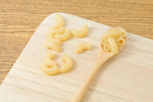 Mat Och Rätter Okokt Armbåge Makaroner Eller Gomiti Pasta Träslev — Stockfoto