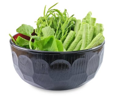 Sebze, taze yeşil Cowpeas, Leucaena Leucocephala ve Gotu Kola yaprak beyaz arka plan üzerinde izole kase.