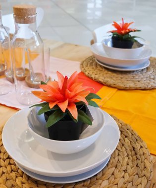 Yapay ağaç ev ve bina dekorasyon için saksı içinde portakal çiçeği ile.