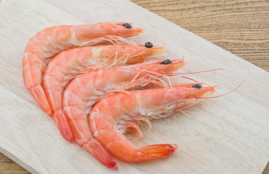 Mutfağı ve yemek, pişmiş karides veya kaplan karides ahşap kesme tahtası.