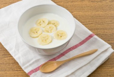 Ev yapımı yoğurt organik muz, beslenme açısından zengin Protein, kalsiyum, Riboflavin, Vitamin B6 ve B12 vitamini ile tepesi kase.