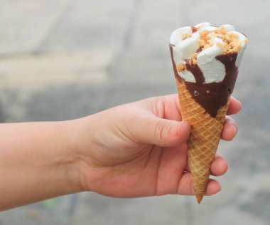 El Holding vanilyalı dondurma ile çikolata ve fındık gözleme koni.