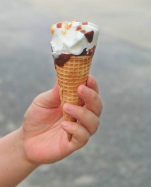 El Holding vanilyalı dondurma ile çikolata ve fındık gözleme koni.