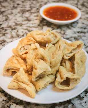 Gıda ve mutfağı, derin kızarmış balık köfte üzerinde beyaz yemek tatlı baharatlı sos ile.