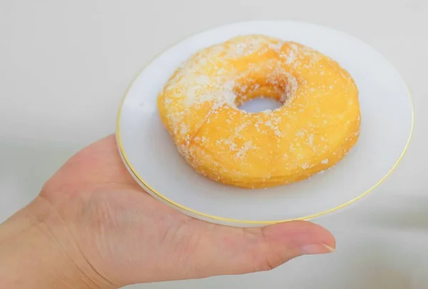 Essen Und Bäckerei Hand Hält Köstliche Frische Und Süße Donut — Stockfoto