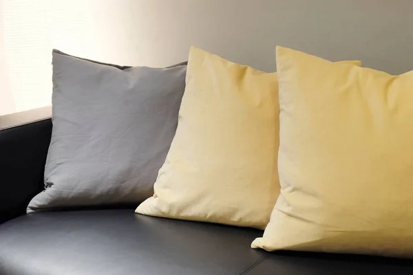 美丽的现代真皮舒适的沙发 灰色和黄色的垫子站在客厅 — 图库照片