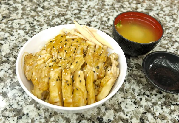 日本の食べ物や料理 照り焼きチキン照り焼きドンを添えてご飯と味噌汁 — ストック写真