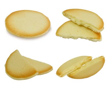 Aperatif ve tatlı, kurabiye, kraker veya beyaz arka plan üzerinde izole krem peynir dolgulu bisküvi.