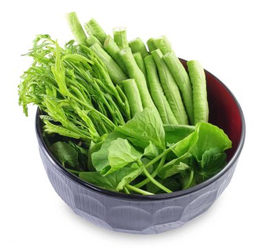 Sebze, taze yeşil Cowpeas, Leucaena Leucocephala ve Gotu Kola yaprak beyaz arka plan üzerinde izole kase.