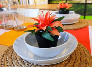 Güzel Yapay ağaç ev ve bina dekorasyon için saksı içinde portakal çiçeği ile.