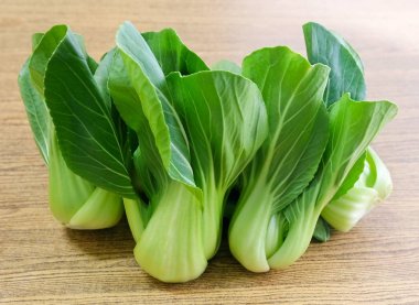 Sebze, lezzetli taze yeşil Bok Choy, Pok Choi veya ahşap tablosundaki Pak Choi.