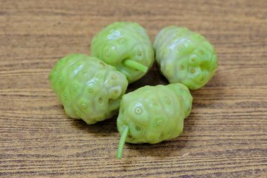 Sebze ve ot, taze Noni, Morinda Citrifolia, büyük Morinda, Hint dut, Beach dut veya peynir meyve polisakkarit, Vitamin A, C ve kalsiyum ile. Yaşam için gerekli besin.