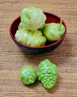 Sebze ve ot, taze Noni, Morinda Citrifolia, büyük Morinda, Hint dut, Beach dut veya peynir meyve polisakkarit, Vitamin A, C ve kalsiyum ile. Yaşam için gerekli besin.