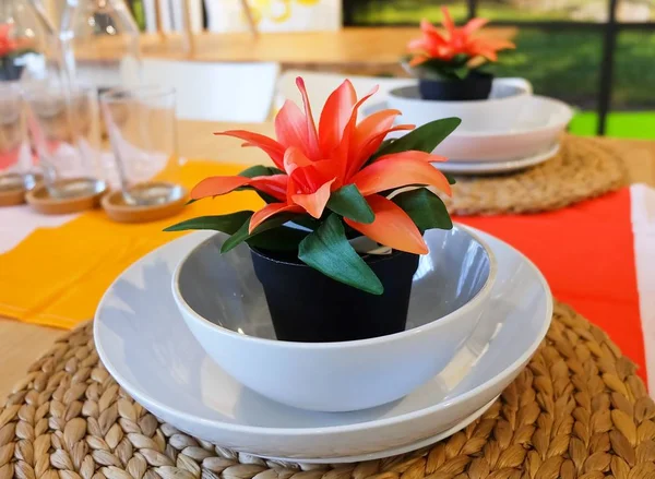 Güzel Yapay ağaç ev ve bina dekorasyon için saksı içinde portakal çiçeği ile.