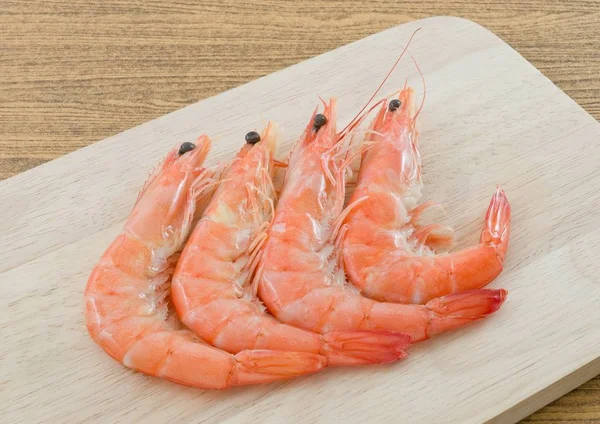 Keuken Voedsel Gekookte Garnalen Tiger Shrimps Een Houten Snijplank — Stockfoto