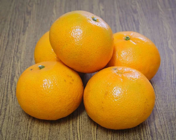 Cinco Naranjas Frescas Maduras Dulces Sobre Una Mesa Madera Naranja —  Fotos de Stock