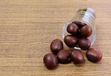 Gıda ve mutfağı, geleneksel kavrulmuş kestane kopya alanı metin süslemesi için ahşap tablo. Yüksek C vitamini ve piridoksin, folat, Riboflavin, tiamin Vitamin B.