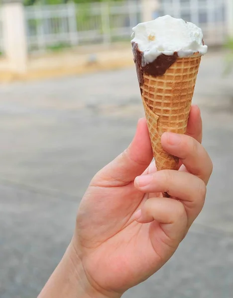 Mão Segurando Sorvete Baunilha Com Chocolate Cone Waffle — Fotografia de Stock