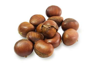 Beyaz Arka Planda Lezzetli Kavrulmuş Kestaneler