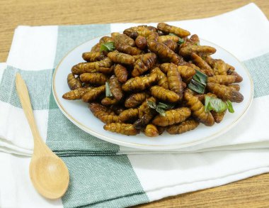 Beyaz Çanak Üzerinde Derin Kızarmış Hindistan Cevizi Worms