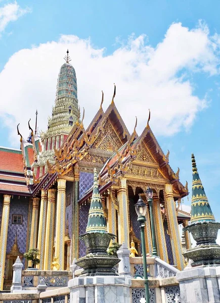 Часовни в Wat Phra Kaew в Бангкоке, Таиланд — стоковое фото