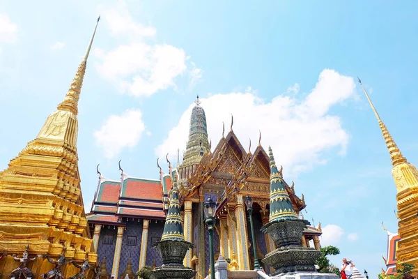 Пагоды и монастырь в Ват Пхра Кэу в Бангкоке, Таиланд — стоковое фото