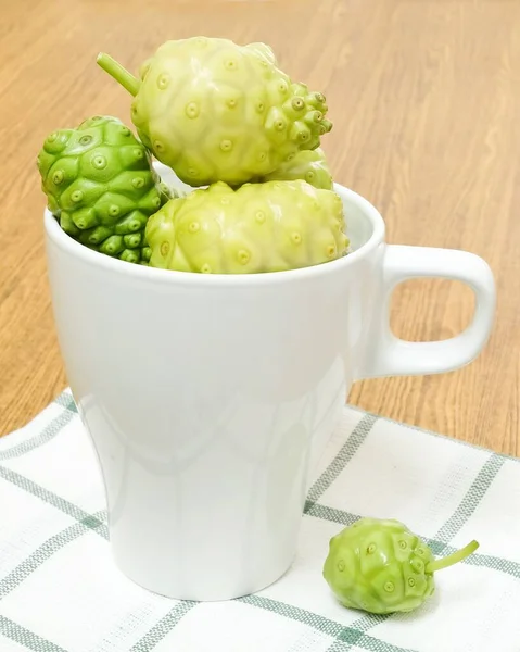 Frutas Noni Verde o Morinda Citrifolia en Copa Blanca — Foto de Stock