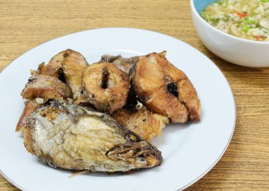 Baharatlı ekşi soslu kızarmış çizgili yılan başlı balık.