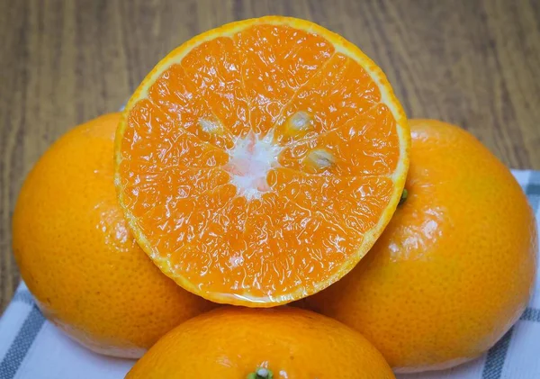 Ώριμα και γλυκά πορτοκάλια σε ένα ξύλινο τραπέζι — Φωτογραφία Αρχείου