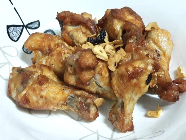 Delicioso frango frito em uma placa branca — Fotografia de Stock