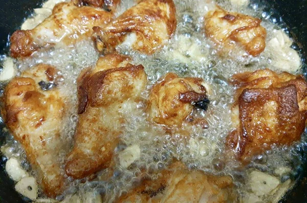 Footage of Deep Frying Chicken in A Pan — Stock Photo, Image