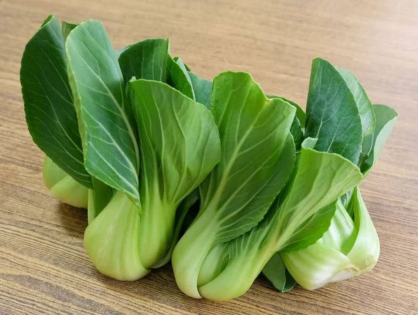 Bok Choy verde fresco en una mesa — Foto de Stock