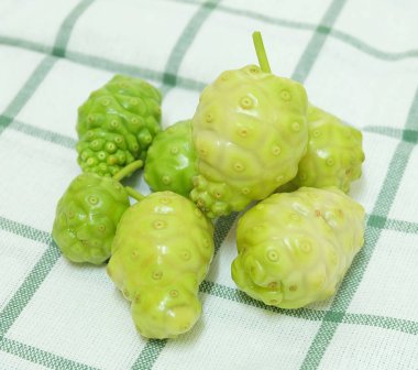 Sebze ve ot, taze olgun Noni, Morinda Citrifolia, Büyük Morinda, Hint dut, Beach dut veya peynir meyve polisakkarit, Vitamin A, C ve kalsiyum ile. Yaşam için gerekli besin.