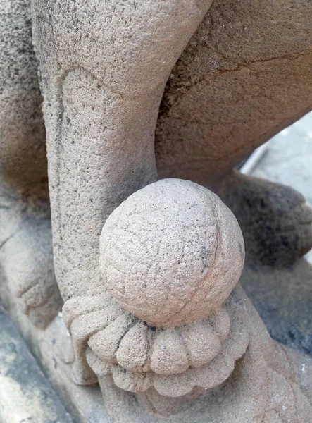 Escultura León Chino Antiguo León Guardián Sosteniendo Una Bola Pie —  Fotos de Stock