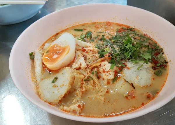 Kuchyně Jídlo Asijské Vaječné Nudle Plátky Rybí Klobásy Vařit Vejce — Stock fotografie