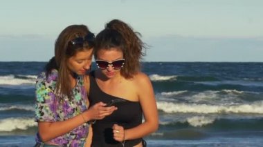 Arkadaşlarım sahilde bir akıllı telefon ile eğleniyor