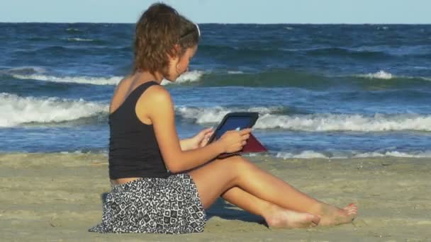 Frau chattet in sozialen Medien auf Tablet-PC am Meer — Stockvideo