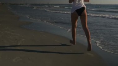 Kadın atlet açık egzersiz yaparken sahil koşu