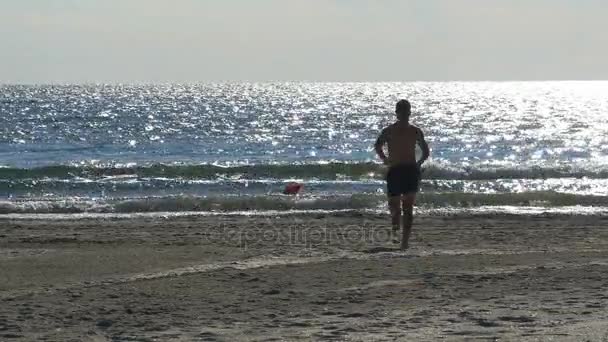 Ember a parton a tenger felé fut — Stock videók