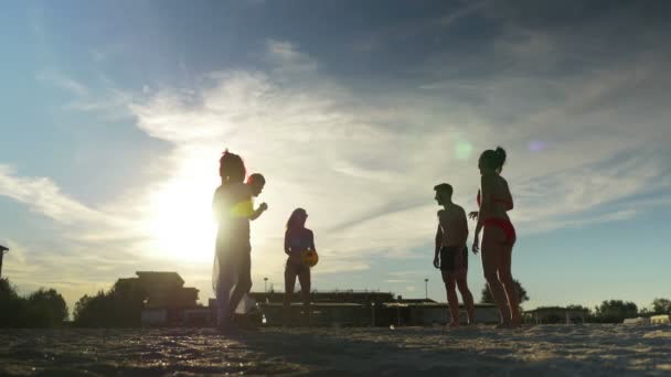 Grupp unga glada vänner som spelar volleyboll på sandstranden — Stockvideo