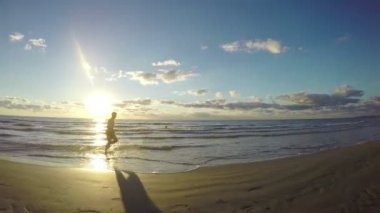 Çekici bir adam sahilde çalıştıran