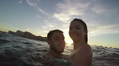 Tatlı çift sarılma ve denizde eğleniyor