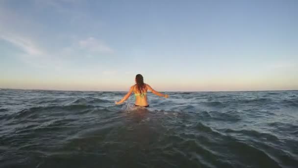 Pareja divirtiéndose en el mar — Vídeo de stock