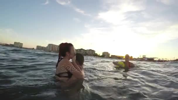 Group of friends having fun in the sea waving and saying hello — Stock Video