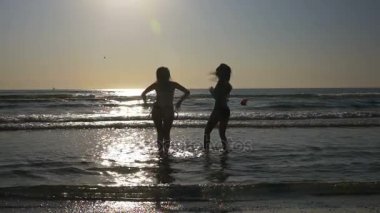 Dans ve having fun Beach ağır çekimde iki güzel genç kadın