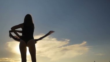 Kadın modeli bir şeffaf eşarp genç ile dans