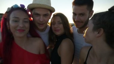 Grup görüntülü görüşme plajda komik surat arkadaşıyla