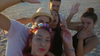 Aptal surat ve video sohbet önüne gelenle arkadaş grubu