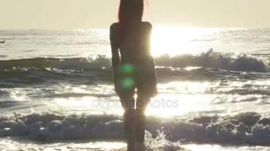 Yüzmek için denizin dalgaları içine seksi kadın